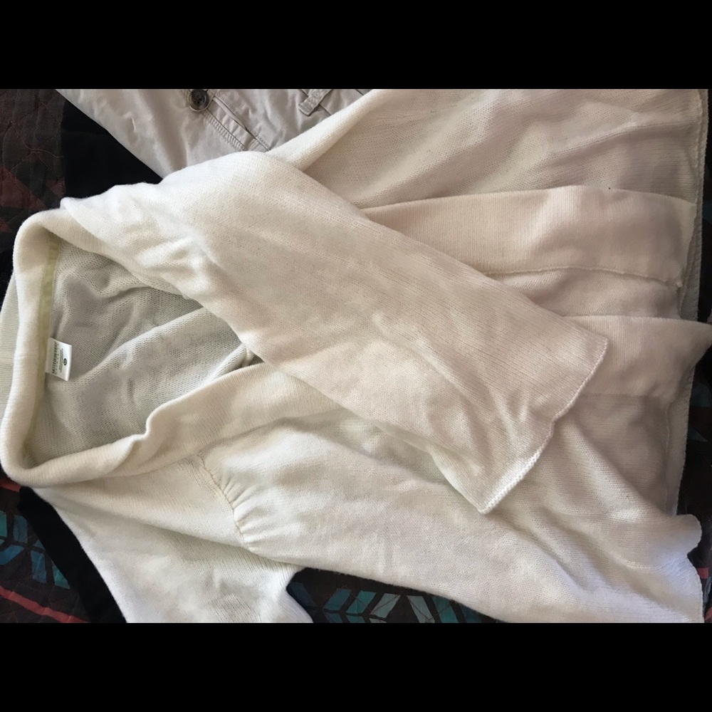 Motherhood 3/4 sleeve white sweater coverlet